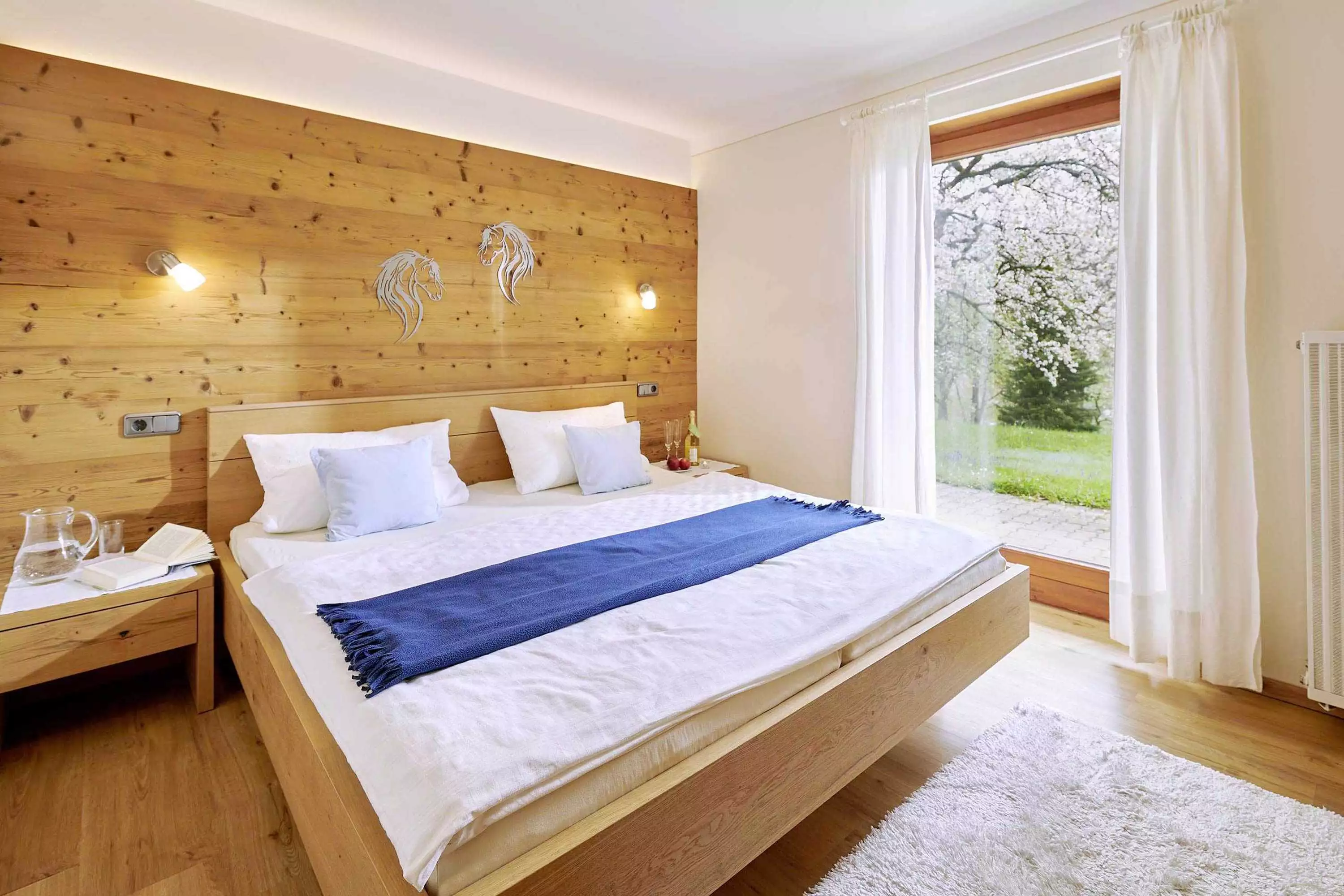 Schlafzimmer mit Doppelbett und Zugang zur Terrasse