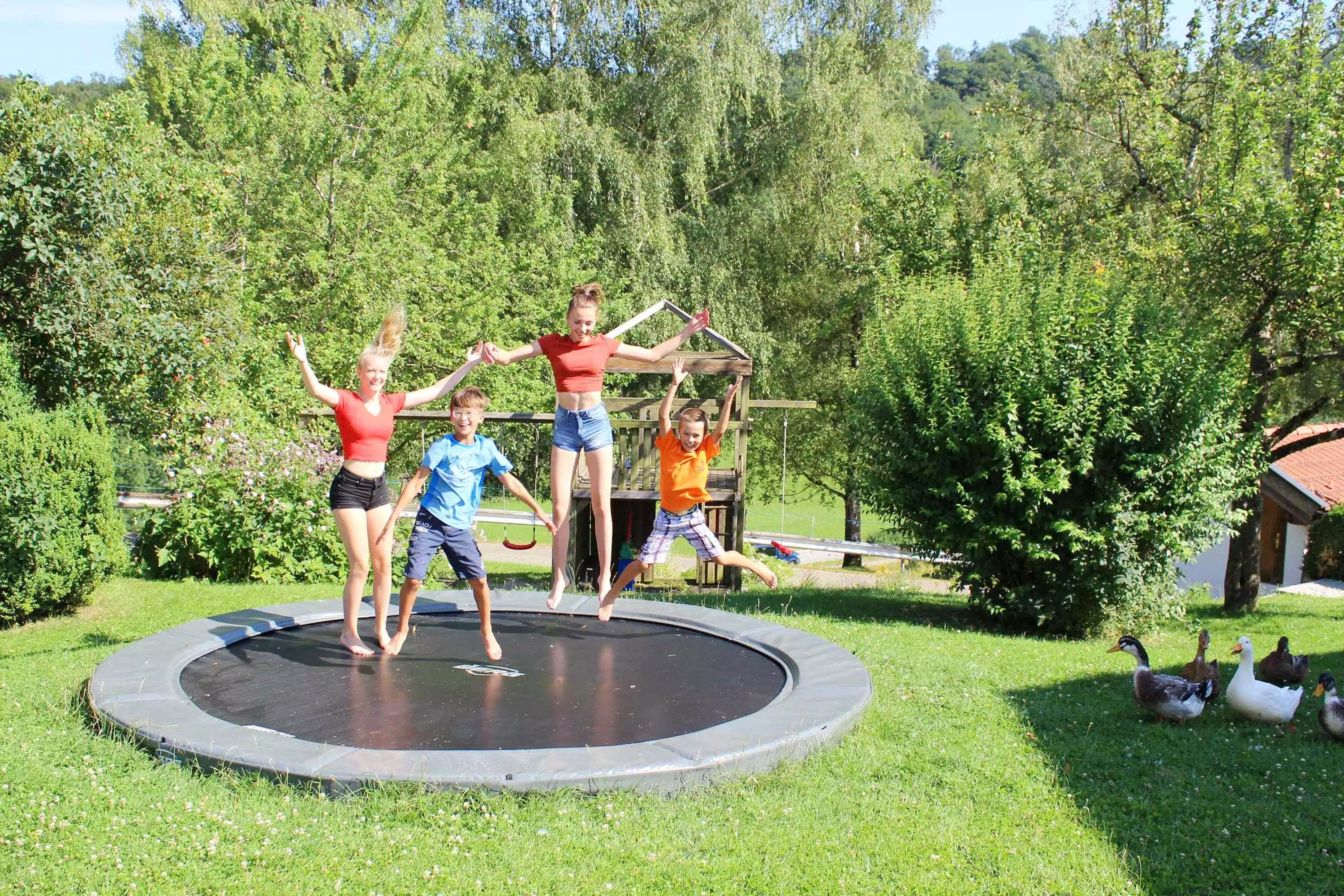 Trampolin, Spielhaus und Schaukeln