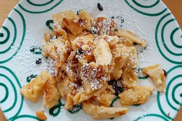 Frische Brötchen und Frühstückskorb