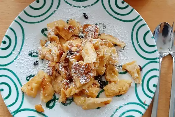 Hausgemachter Kaiserschmarrn mit Apfelkompott am Hochgallinger Hof